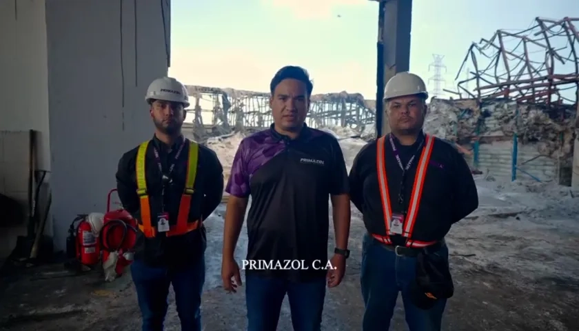 Presidente de la compañía junto con varios trabajadores. 