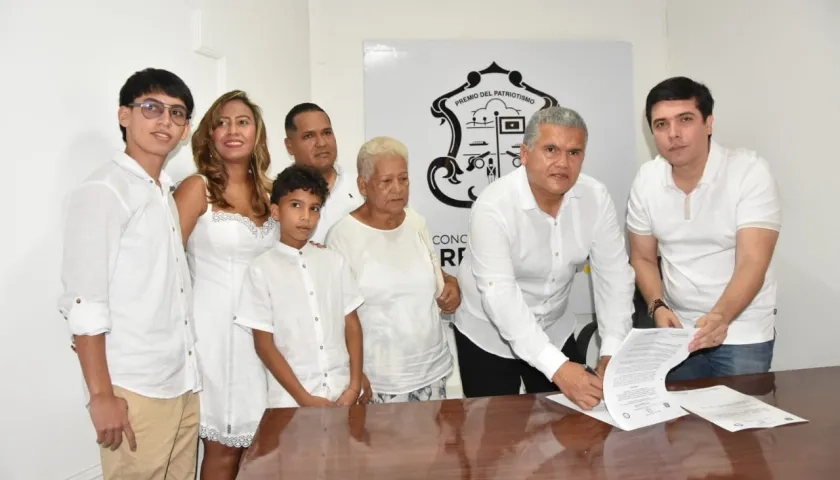 Fabián Enrique Monsalvo tomando posesión ante el presidente del Concejo, Andrés Ortiz.