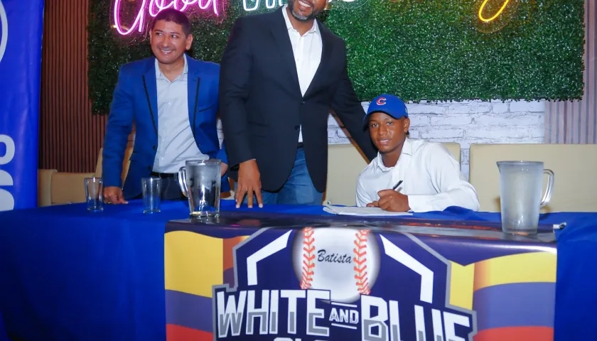 Fenuel James en su firma con los Cachorros.