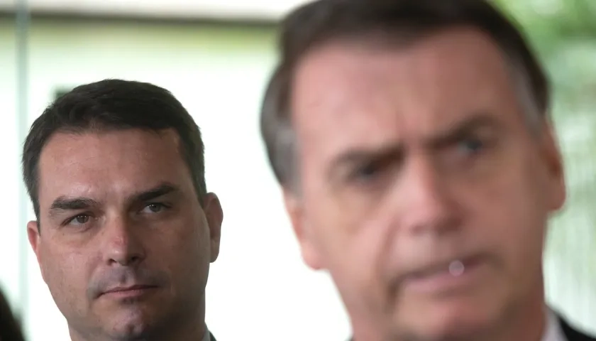 El senador Flávio Bolsonaro y el expresidente Jair Bolsonaro.