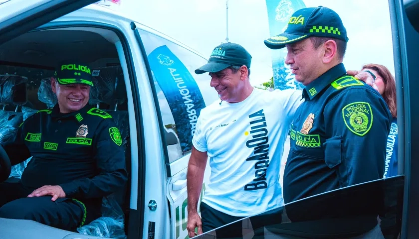 Alcalde Char durante la entrega de los vehículos. 