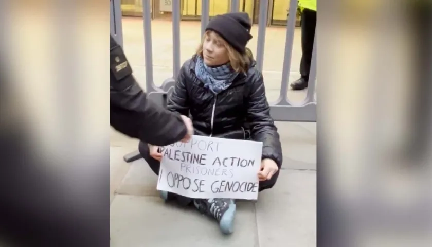 Activista Greta Thunberg al momento de su arresto.