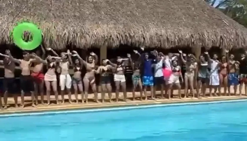 Jóvenes disfrutando en una piscina en Coveñas, Sucre.