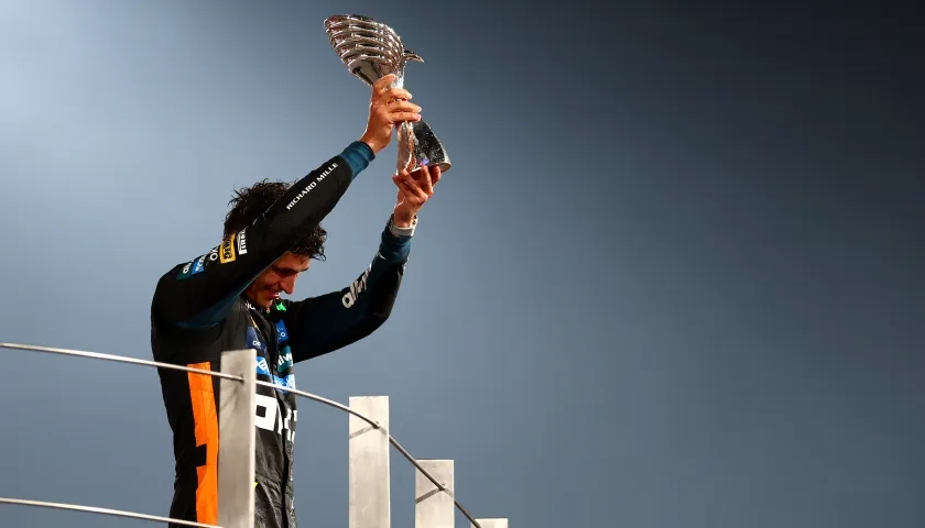 Lando Norris celebrando con el trofeo.