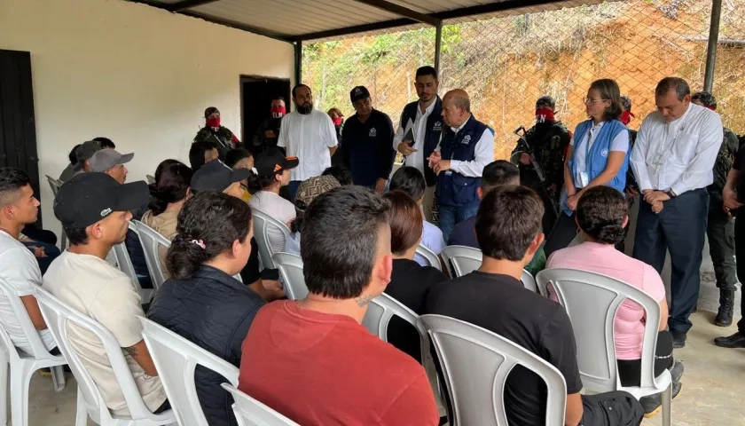 Los liberados por la guerrilla del ELN y la comisión humanitaria. 