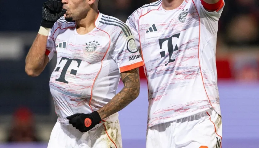 Luis Díaz y Harry Kane en la celebración del gol del guajiro