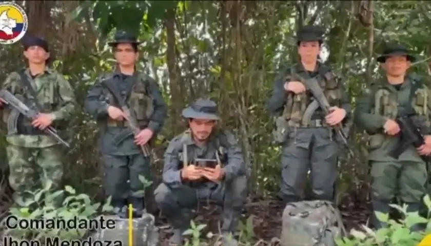 El guerrillero Jhon Mendoza leyó el comunicado.