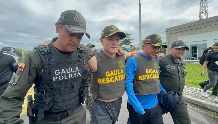 Miguel Ayala y Nicolás Pantoja con la Policía Nacional.