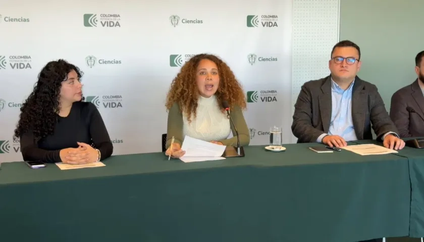 Yesenia Olaya, ministra de Ciencia, Tecnología e Innovación (centro).