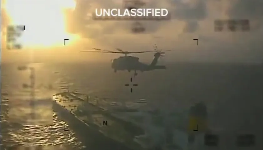 Momento en que fue interceptado el buque petrolero. 