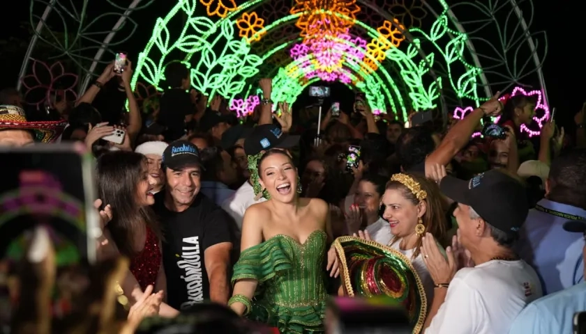 El alcalde Alex Char con la Reina del Carnaval 2026, Michelle Char, en el encendido del alumbrado navideño. 