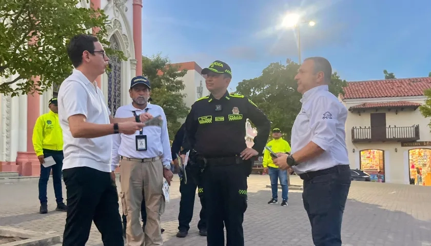El secretario de Gobierno, Ángelo Cianci; comandante de la Policía Metropolitana de Barranquilla es el Coronel Miguel Andrés Camelo Sánchez; y el Jefe de la Oficina de Seguridad, Yesid Turbay.