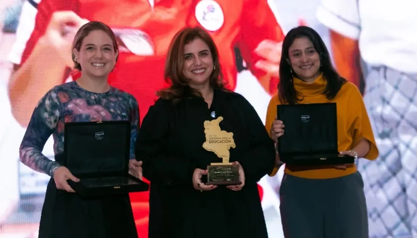 Paola Amar, secretaria de Educación del Distrito, con el reconocimiento.