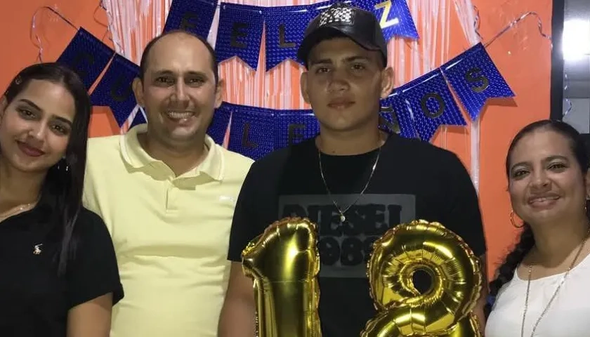 Los pastores Marlon Lora y su esposa Yurlay Rincón; al igual que sus hijos Ángela y Santiago Lora Rincón.