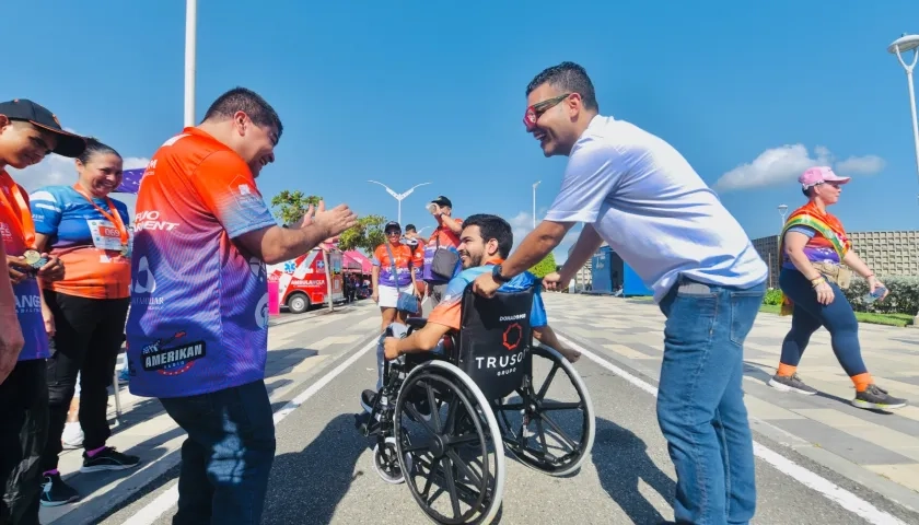 Entrega de sillas de ruedas.