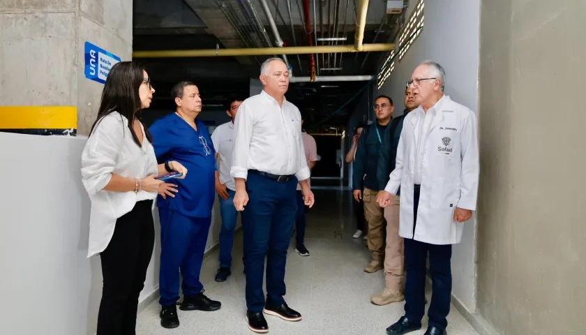 Fredys Socarrás junto al Ministro de Salud, Guillermo Jaramillo.