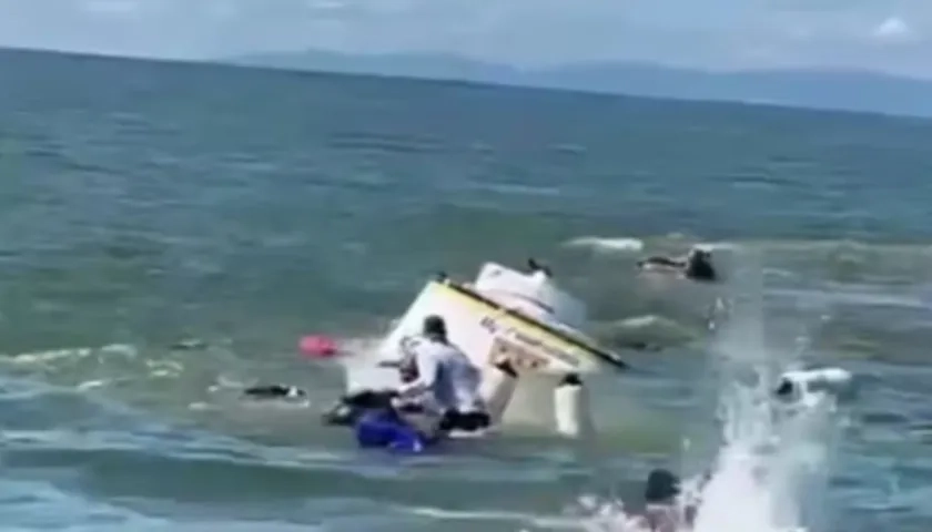 Barco que se hundió en el Golfo de Urabá este sábado. 