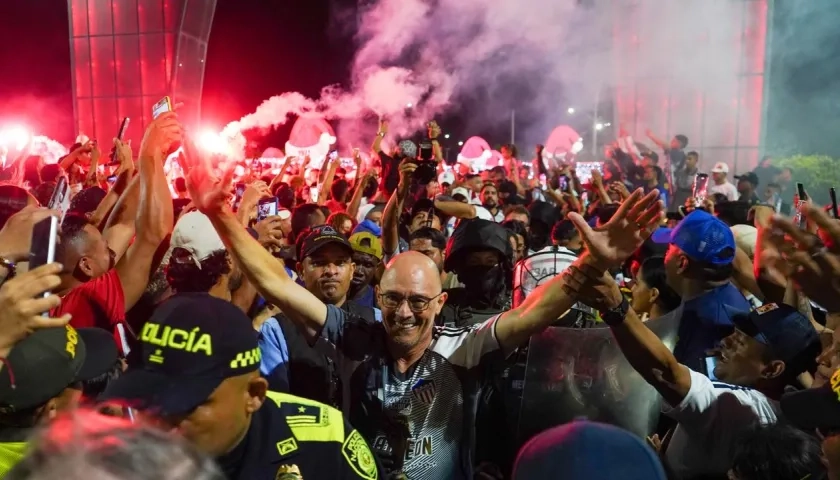 El técnico Alfredo Arias fue aclamado por la hinchada de Junior, que coreó su apellido. .