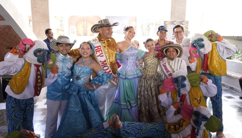 Ashley Gómez y Germán Palomino, Reyes Infantiles de la 44; Adolfo Maury, Rey Momo; Michelle Char, Reina; Juan Ospino, Secretario de Cultura del Distrito; Laurian Puerta, Alcalde local Norte Centro Histórico; Joshua Ortiz y Sharon Acosta, Reyes Infantiles.