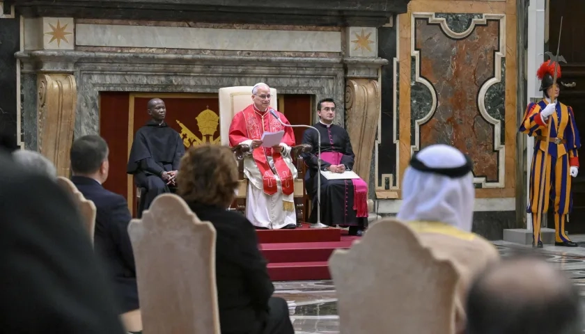 El pontífice durante el encuentro con los representantes de varios países. 