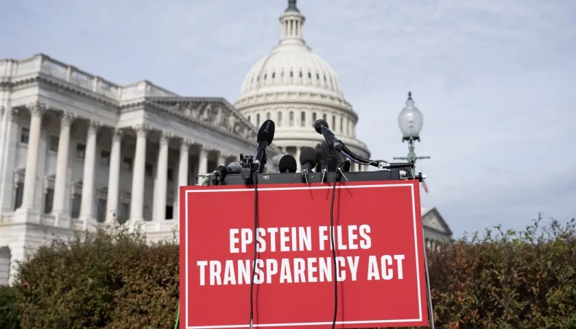 Fotografía de un cartel sobre el caso del pederasta Jeffrey Epstein.