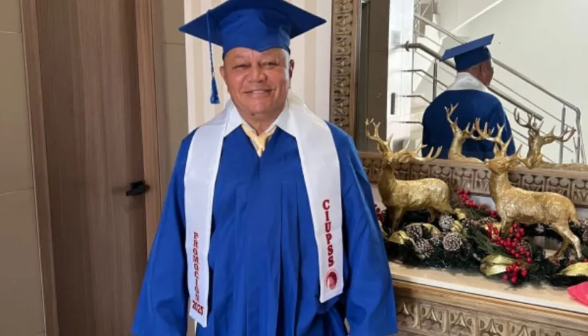 El excampeón mundial de boxeo Sugar Baby Rojas poco antes de recibir su diploma de bachiller. 