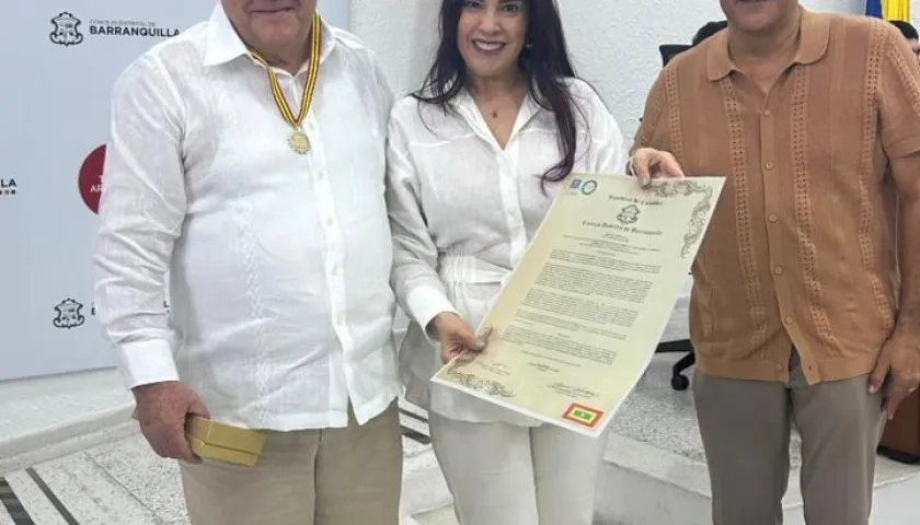 Javier Barandalla, tras recibir el reconocimiento, con los concejales Mary Henríquez de Chahín y Antonio Bohórquez.