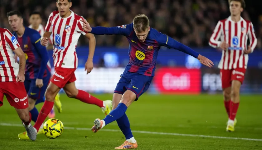 Dani Olmo remata al arco del Atlético para marcar el segundo gol del Barcelona. 