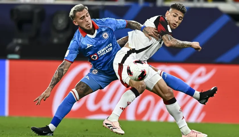 El colombiano Jorge Carrascal disputa el balón con Gonzalo Piovi.