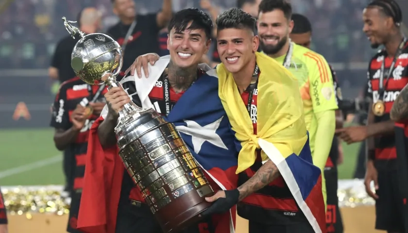 El chileno Erick Pulgar y el colombiano Jorge Carrascal, jugadores del Flamengo. 