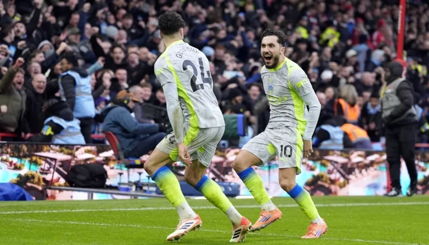 Rayan Cherki celebra con Josko Gvardiol el gol del triunfo del Manchester City.