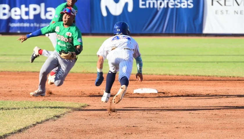 Diego Contreras, corredor de Caimanes, roba la segunda base.