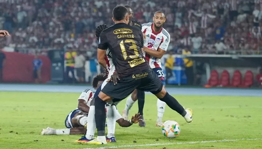 El remate desde el suelo de Didier Moreno para darle al Junior el triunfo sobre América.