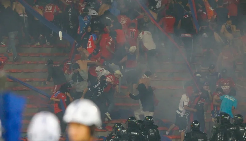 Disturbios en estadio Atanasio