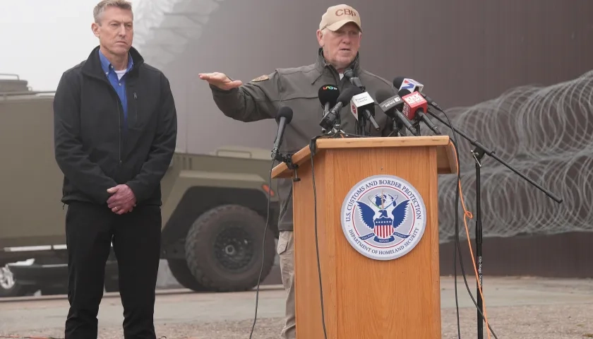 El encargado de la política fronteriza de la Casa Blanca, Tom Homan (d), habla junto al comisionado de la Oficina de Aduanas y Protección Fronteriza (CBP), Rodney S. Scott.
