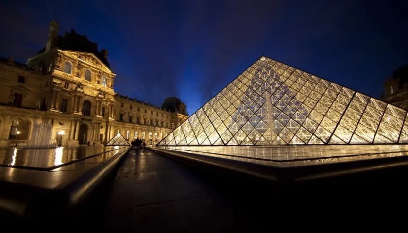 Vista de la pirámide de cristal, entrada al Museo del Louvre. 