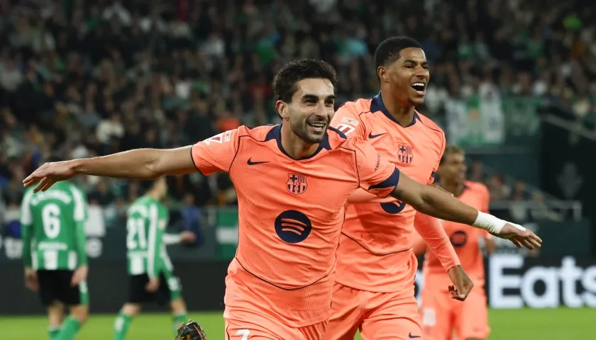 Ferran Torres, autor de un triplete, festeja con Marcus Rashford.