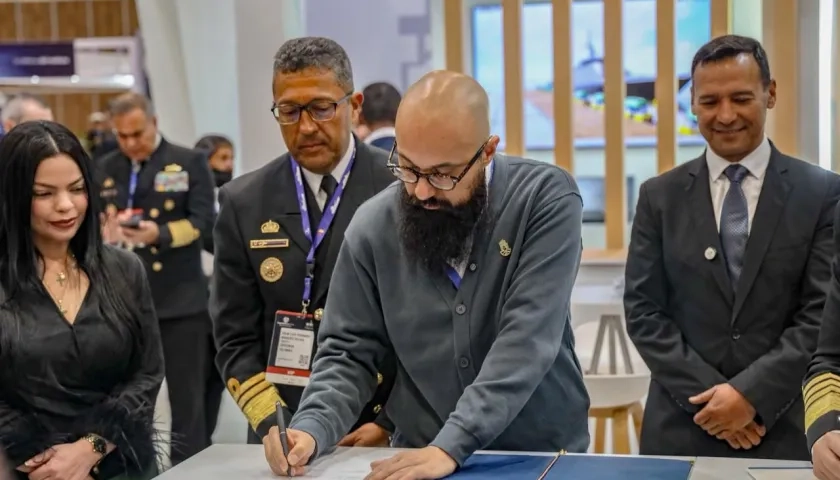 Director de la Ungrd, Carlos Carrillo, firma convenio para construir buque para emergencias. 