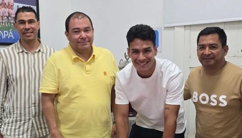 Alberto Mario Garzón, Jannenson Sarmiento y el gerente del Junior, Héctor Fabio Báez. 