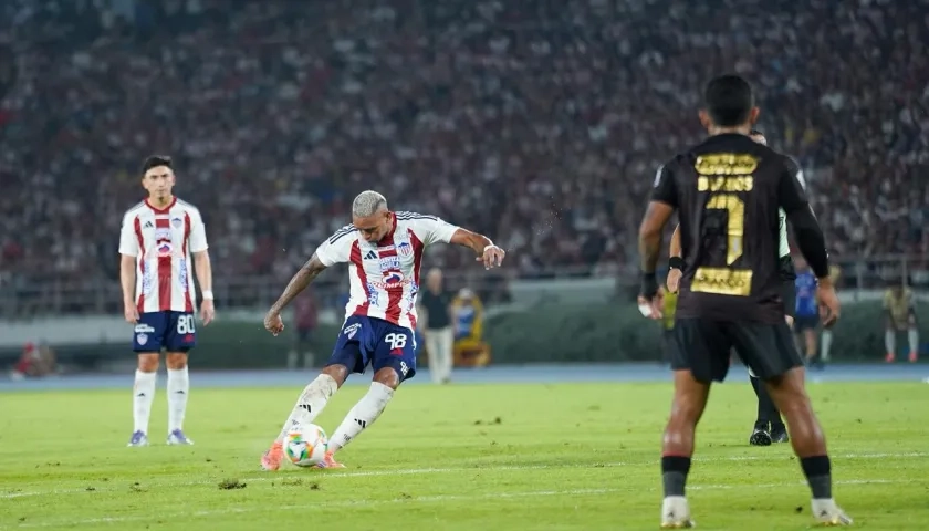 El tiro libre cobrado por Jermein Peña que terminó en el gol del empate para Junior. 