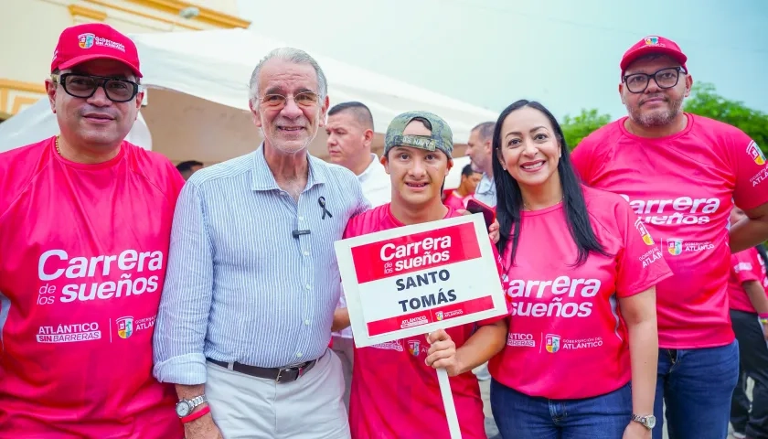 Gobernador Eduardo Verano y la Gerente de Capital Social, Karina Llanos, junto a beneficiarios del programa social.