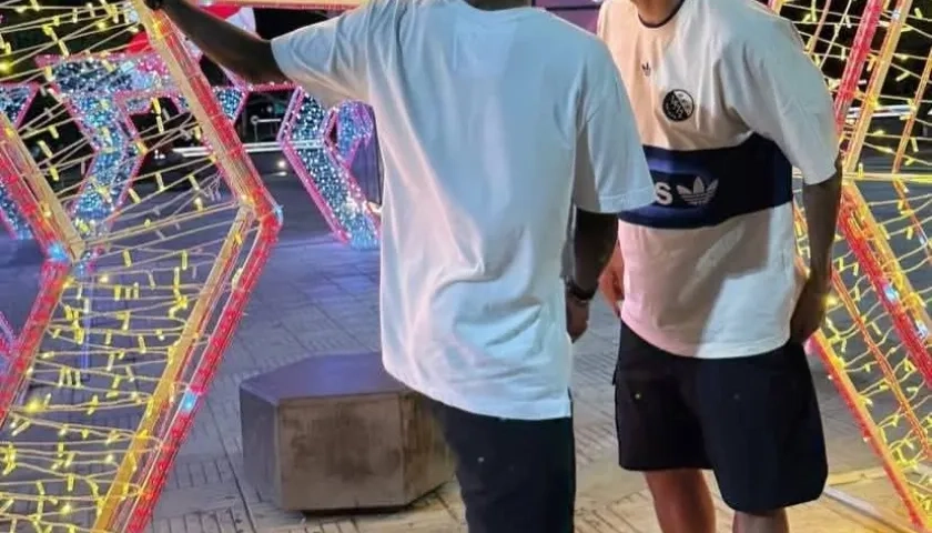 Luis Díaz y su hermano Jesús junto a la estrella de 2025 alcanzada por Junior. 