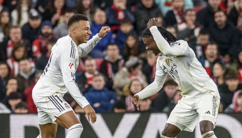 Kylian Mbappé festeja un gol con su compañero Eduardo Camavinga. 