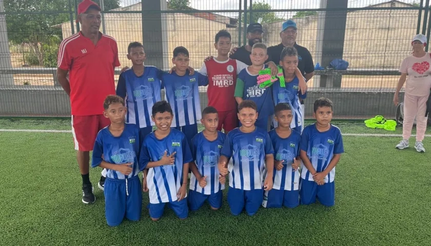 Integrantes de Atlético Palmar de Varela con su entrenador, 'Pasculli',y el exjugador del Junior, Luis 'Cariaco' González.