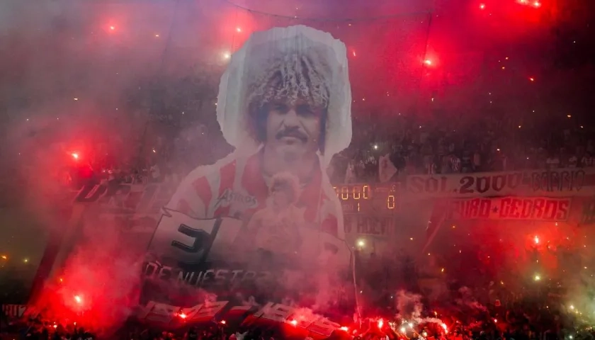 El tifo en homenaje al 'Pibe' Valderrama por parte del Frente Rojiblanco Sur. 