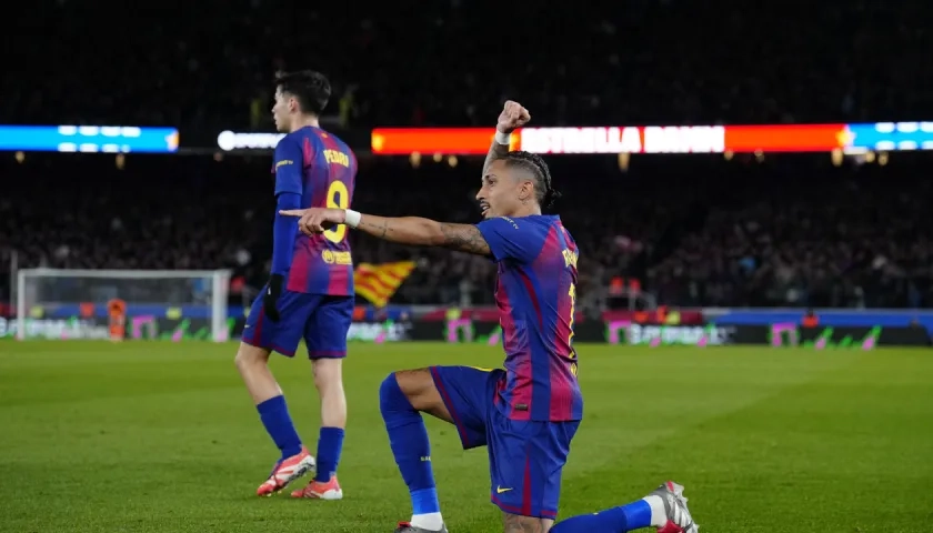 El brasileño Raphinha celebra su segundo gol ante el Osasuna. 