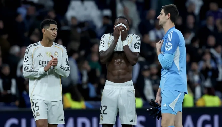 El desconsuelo de Bellingham, Rüdiger y Courtois, jugadores del Real Madrid, tras la derrota.