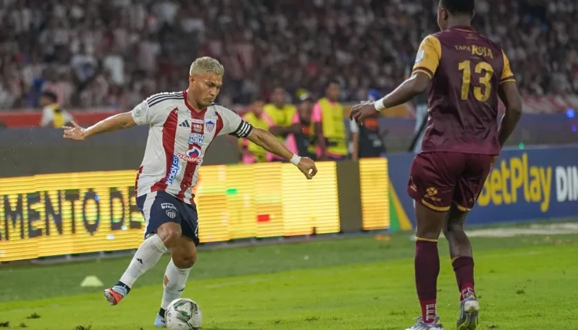 Teófilo Gutiérrez encara a Mauricio González, del Tolima. 