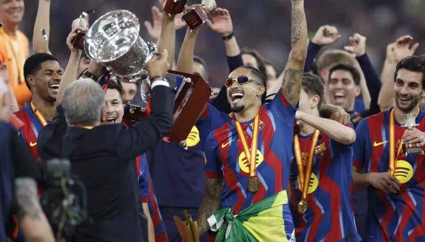 Los jugadores del Barcelona celebran su título.