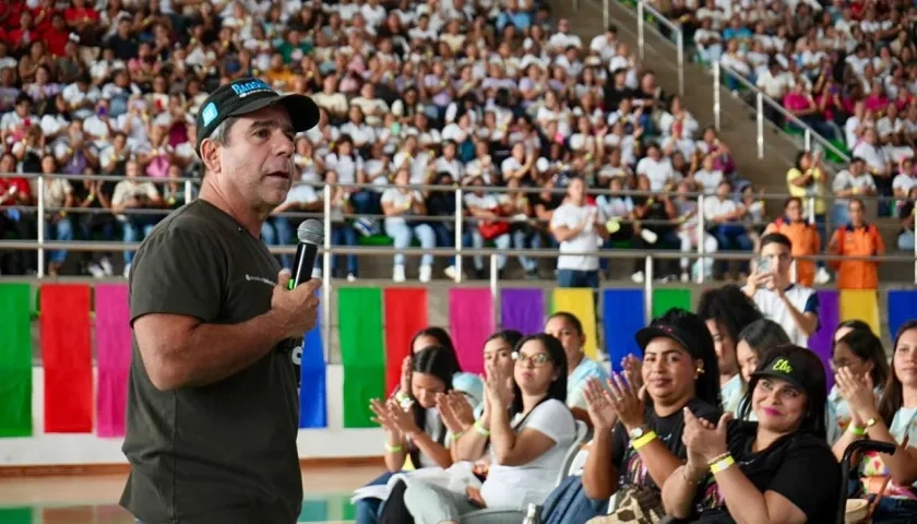 Alcalde Alejandro Char con talento humano del programa de Primera Infancia.